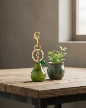 Llavero Charm Pera Verde Con Brillo Dorado