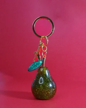 Llavero Charm Pera Verde Con Brillo Dorado